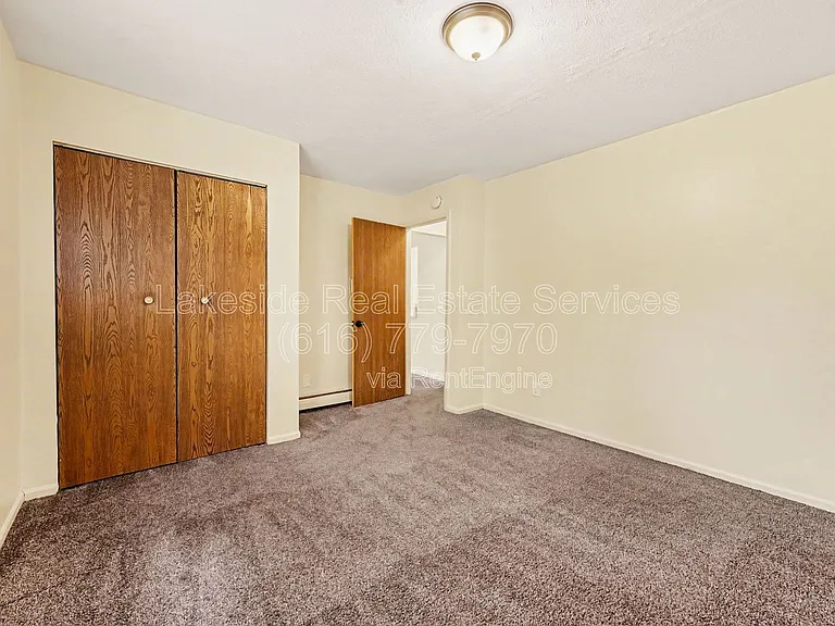 Maple Leaf Apartments — Photo 18