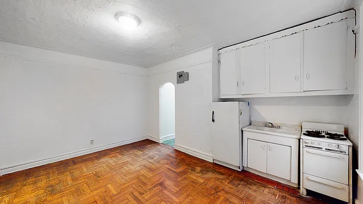 Sold by Thomas Lipovetsky, LREB | media 9