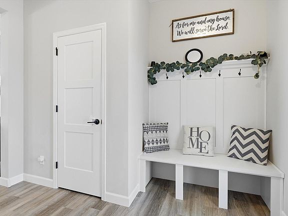 5th image of 1486 Oak Ridge St