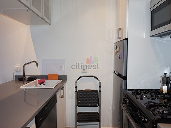 3rd image of 532 6th Ave #Tr3