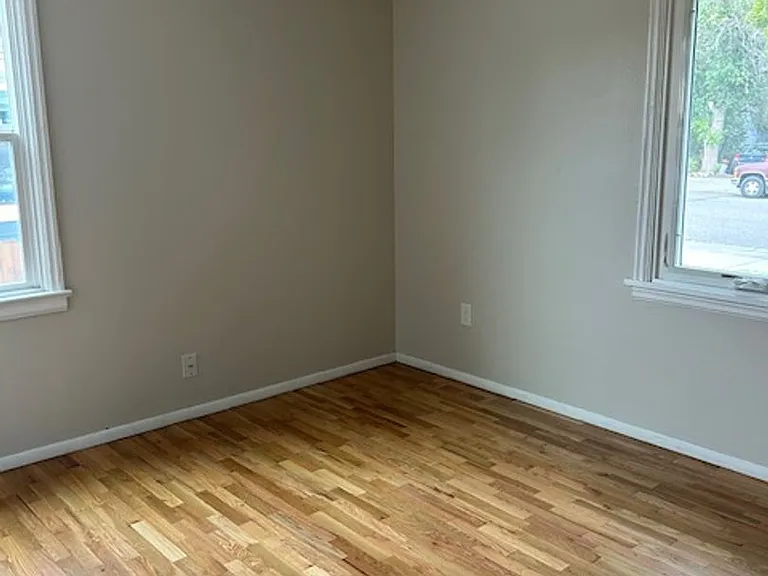 934 Custer Ave — Photo 3