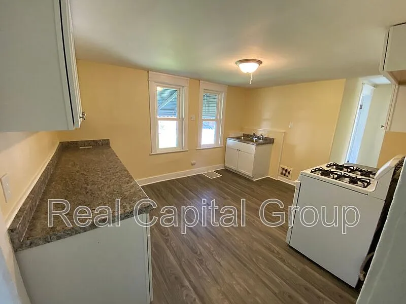 2 bed, 1.0 bath, $1,195 — Photo 4