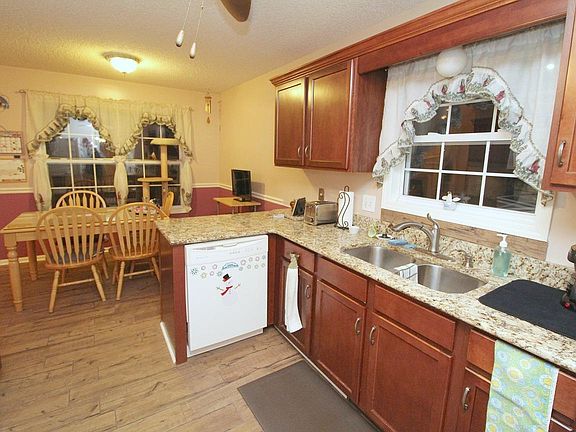 3rd image of 1503 Barrywood Cir W