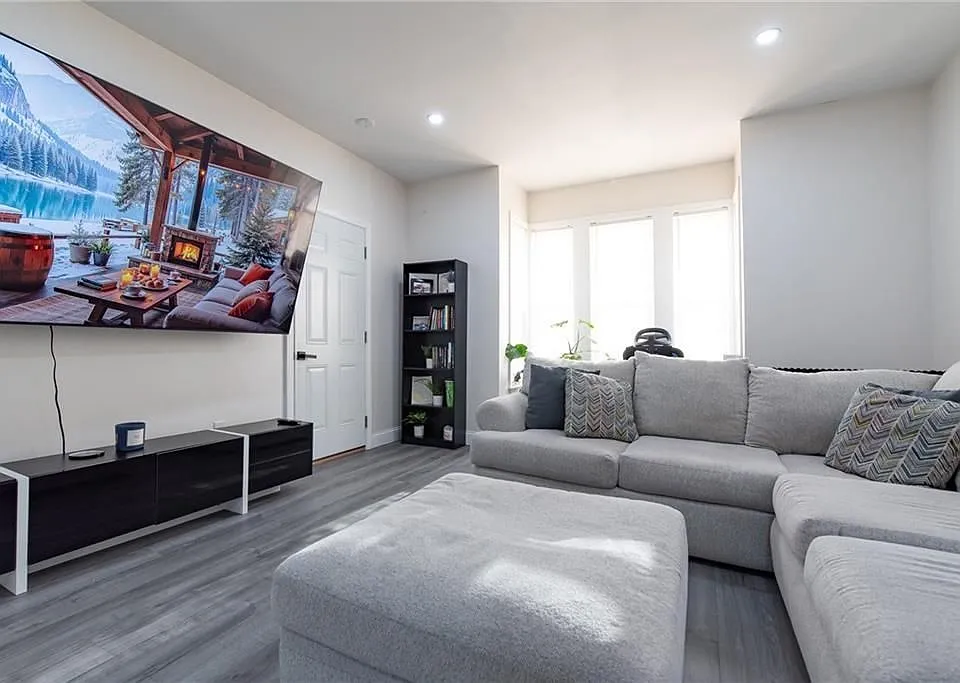 49 Hollis St #1