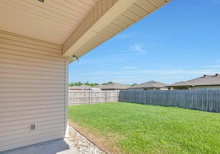 102 Sabine Dr — Photo 2