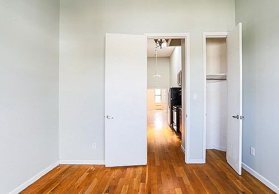 5th image of 335 Melrose St APT 1