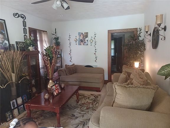 2nd image of 824 W La Clede Ave