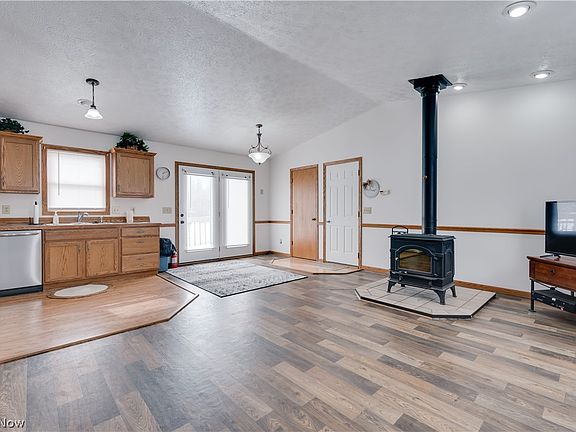 4th image of 3394 Beck Ave