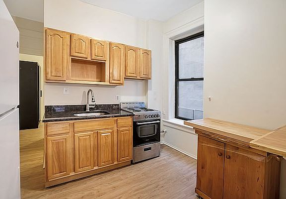 3rd image of 225 E 35th St APT 5