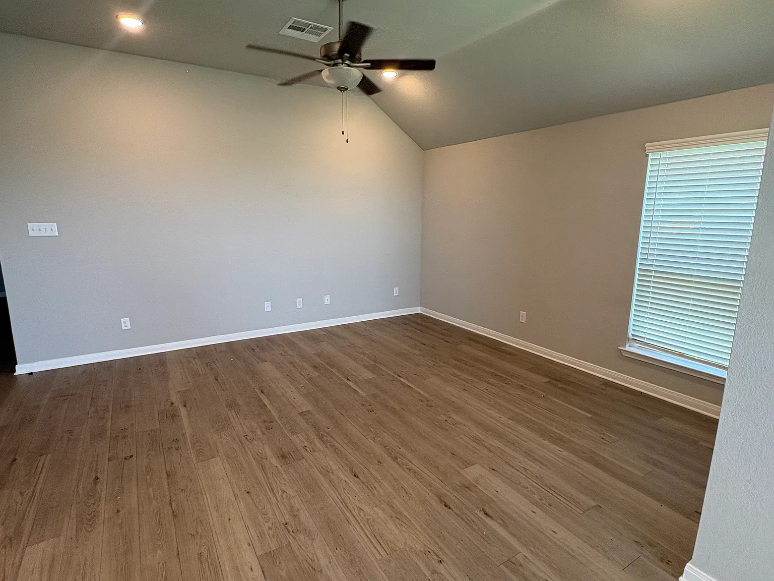 3 bed, 1558 sqft, $2,200 — Photo 4