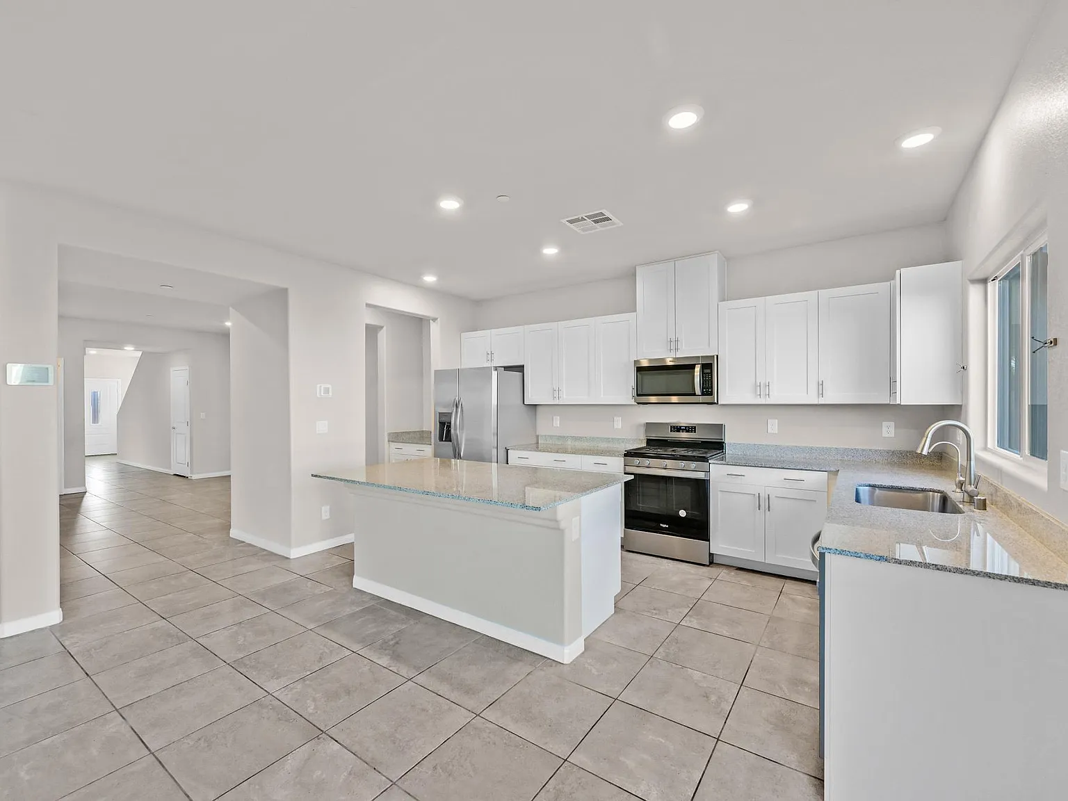 5 bed, 2940 sqft, $3,450 — Photo 2