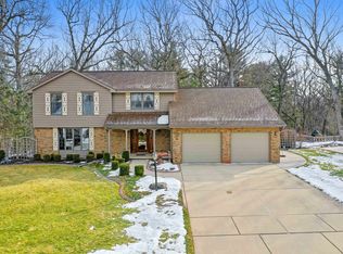 225 Traders Point Ln, Green Bay, WI 54302