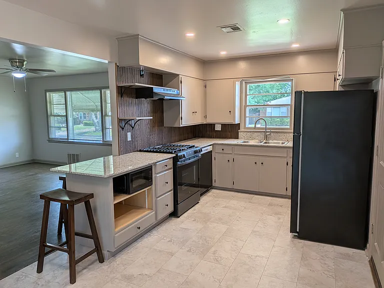 5121 S Madison Ave — Photo 2