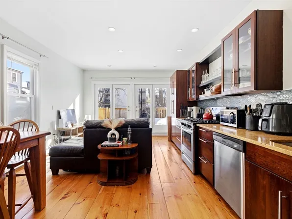 861-1/2 E Broadway, South Boston, MA 02127