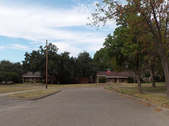 5th image of 949 Sprucewood Dr