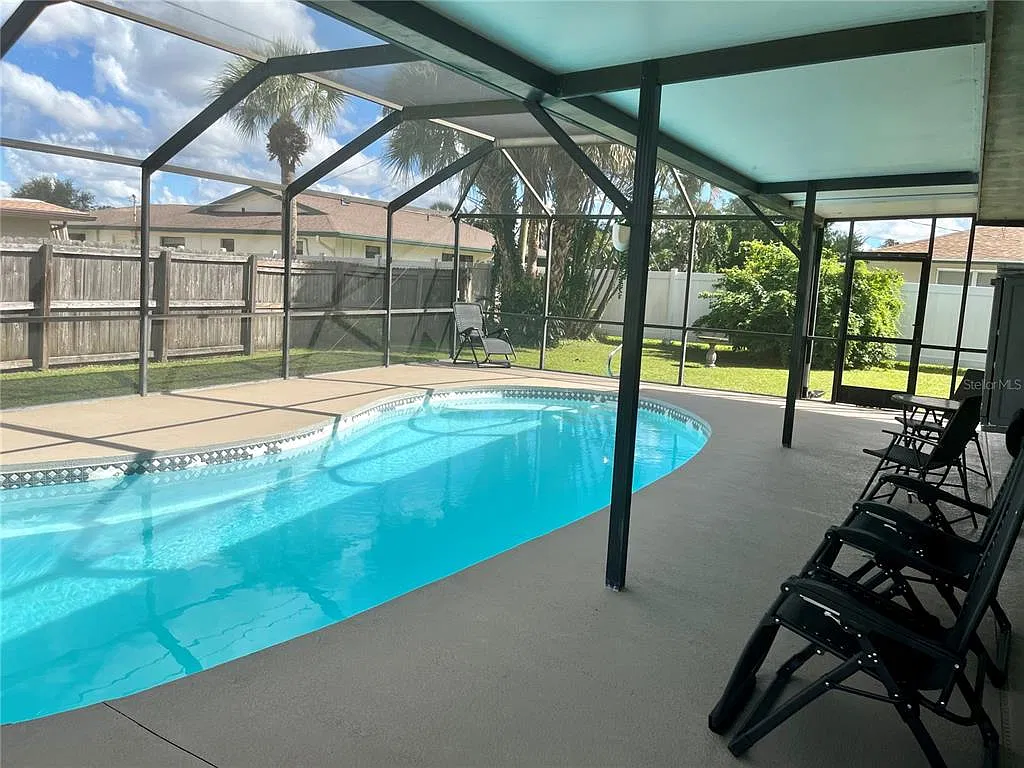 2 bed, 2.0 bath, 1299 sqft, $4,000 — Photo 2