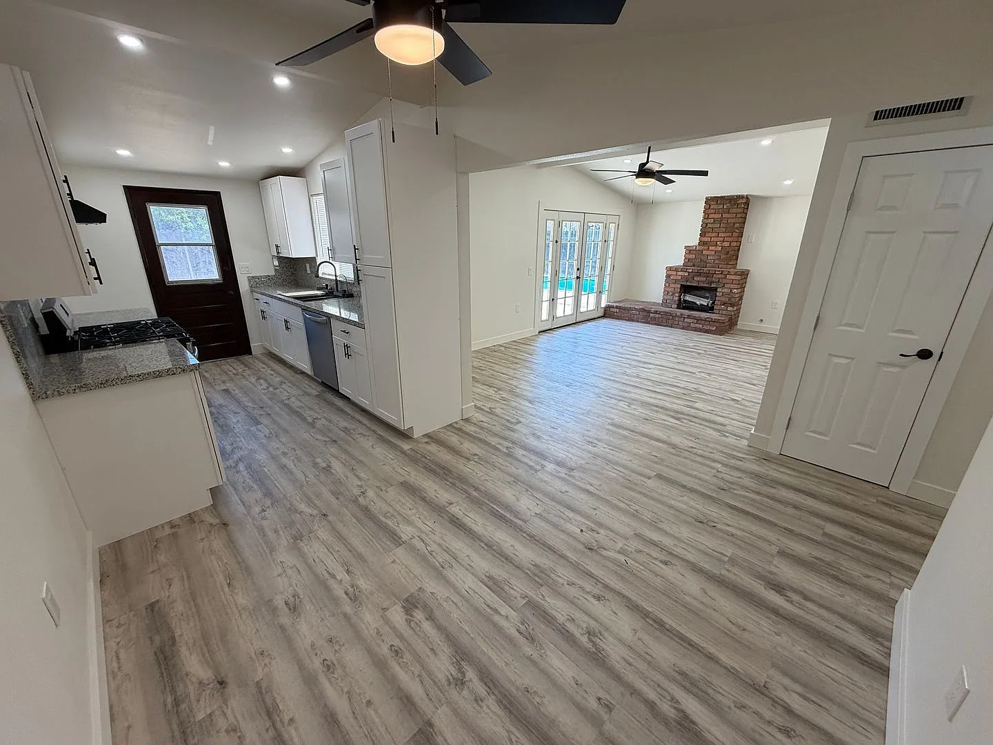 3 bed, 1.0 bath, 1018 sqft, $3,000 — Photo 2