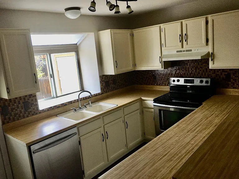 1227 S Flower Cir — Photo 2