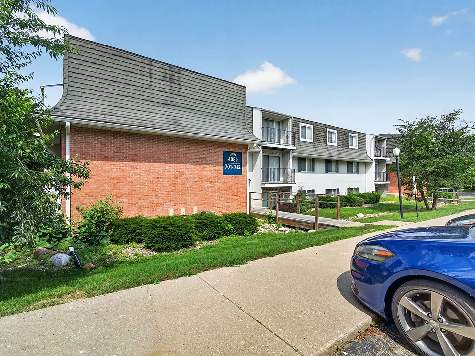 Hollow Hills Apartments