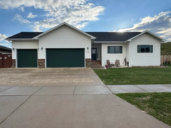 13 30th St NW, Minot, ND 58703