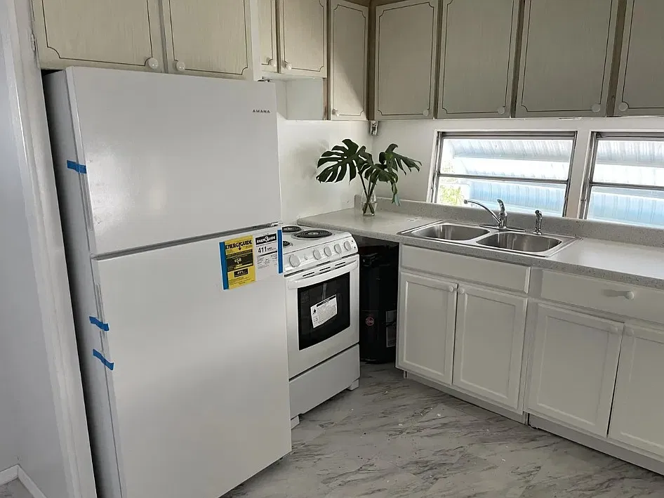 3 bed, 880 sqft, $2,000 — Photo 2