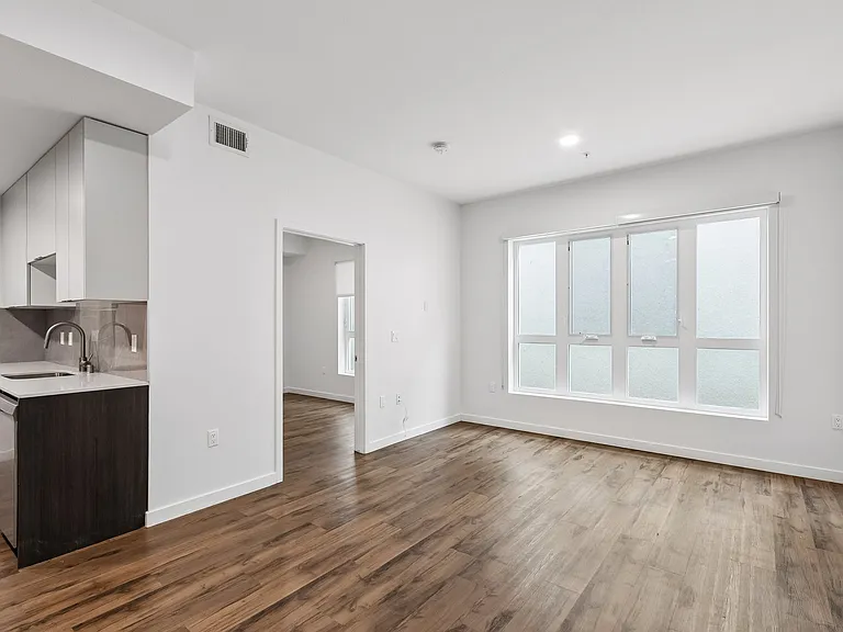 Maxwell Apartments — Photo 16