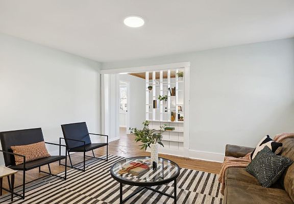 Middle living room