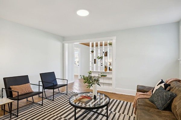 Middle living room