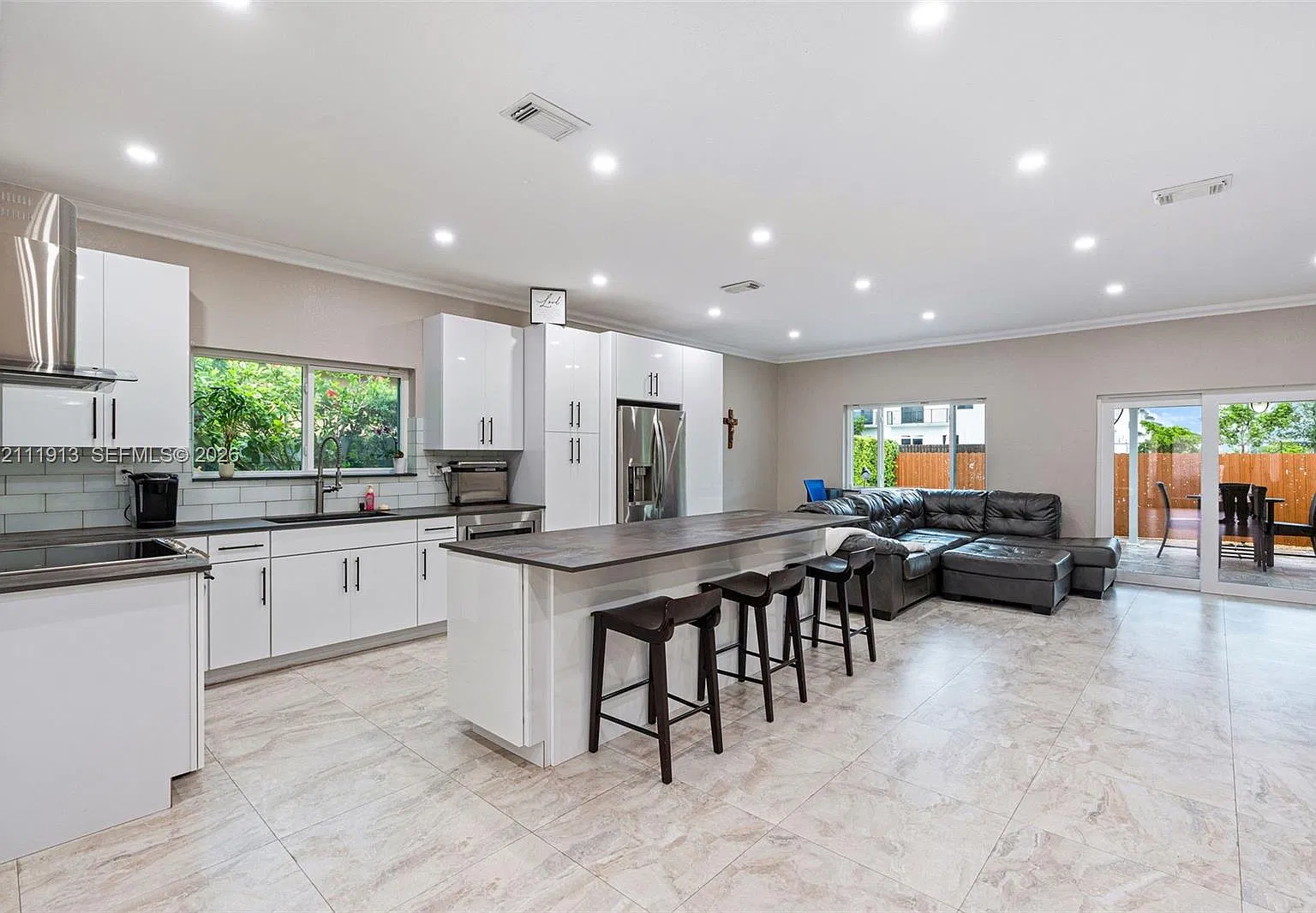 3 bed, 2.0 bath, 1668 sqft, $3,700 — Photo 3