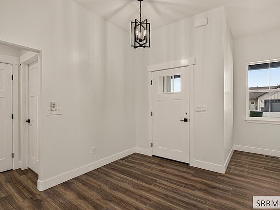 3rd image of 396 Camas St
