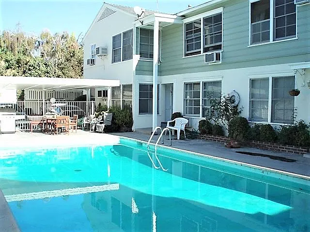 13009 Riverside Dr — Photo 2