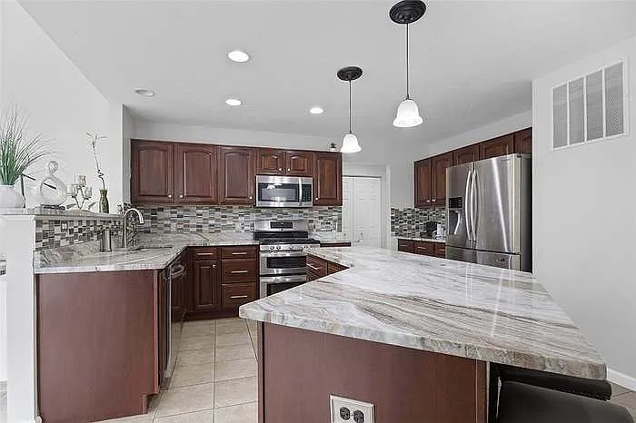 5702 Stockbridge Ct — Photo 9