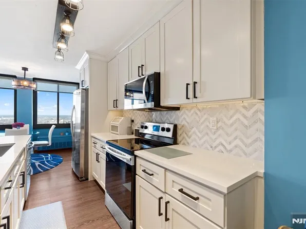 300 Winston Dr APT 3002, Cliffside Park, NJ 07010