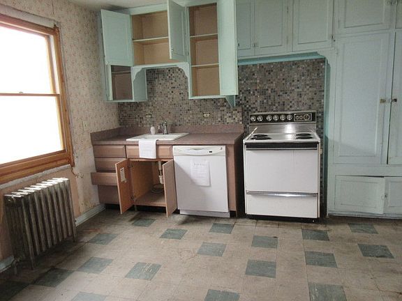 3rd image of 3755 Grove St