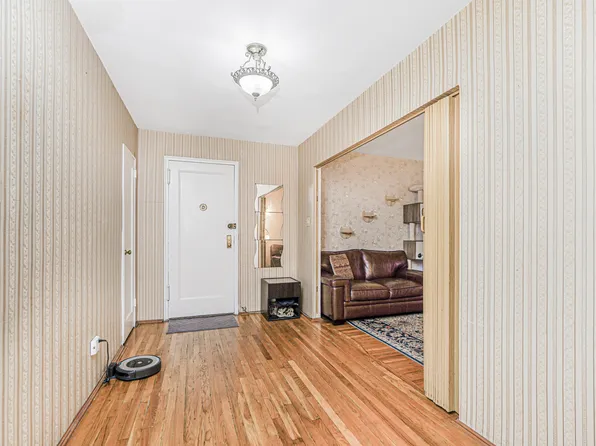 2140 Knapp Street image 18 of 25