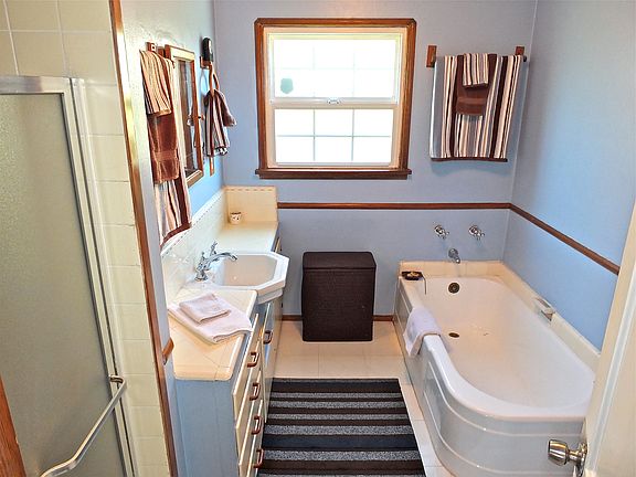4th image of 2424 Earl Ave