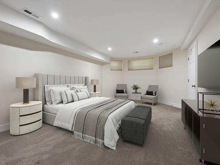 Main large bedroom with a walk-in closet and plenty of space