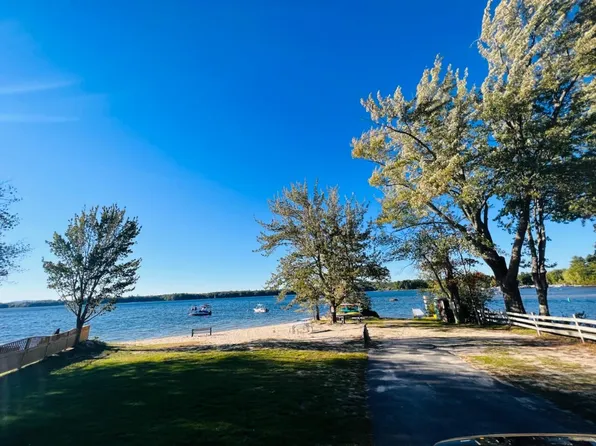 6 County Road, Raymond, ME 04071