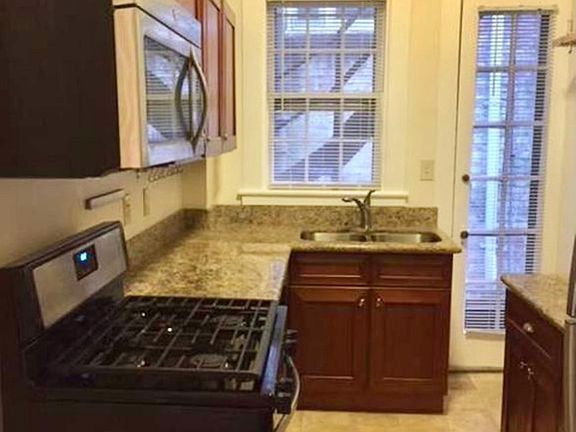 4th image of 348 W Freemason St #2
