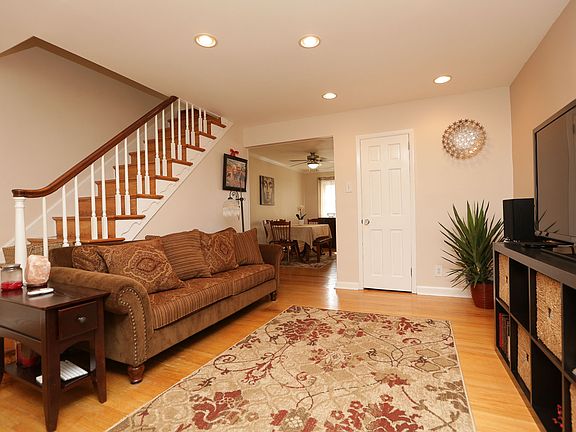 2nd image of 3432 Ainslie St