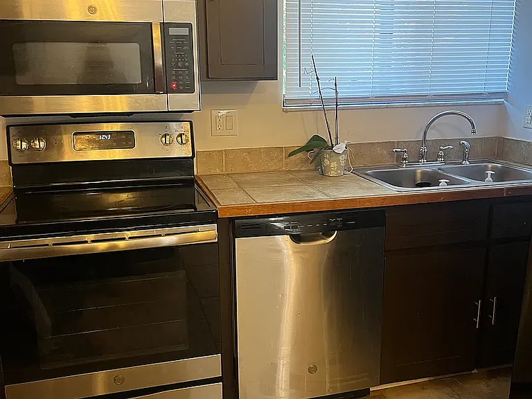 1563 Hancock Ln — Photo 3