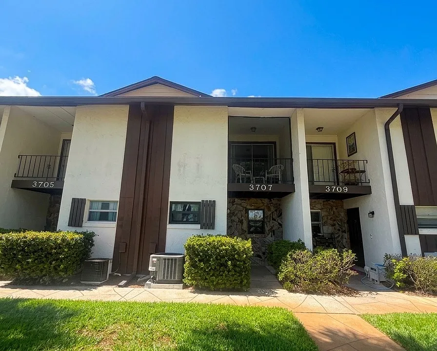 3707 Edgewater Dr