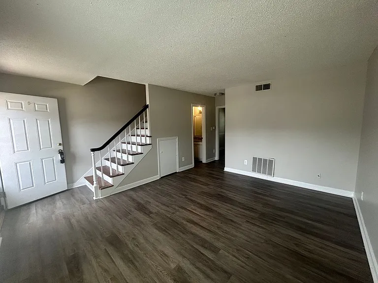 504 S Cherry St — Photo 4