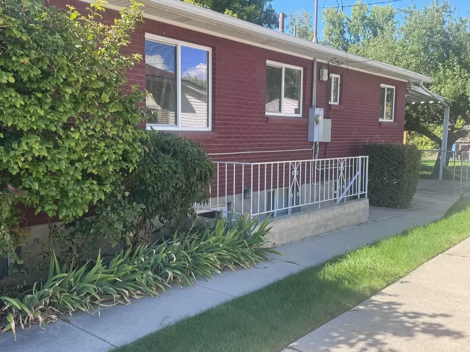 Newly updated Quiet Murray 2 Bed, 1 bath basement apartment — Photo 1