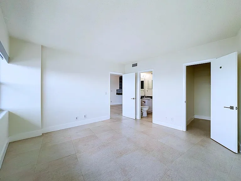 3250 NE 28th St #809 — Photo 7