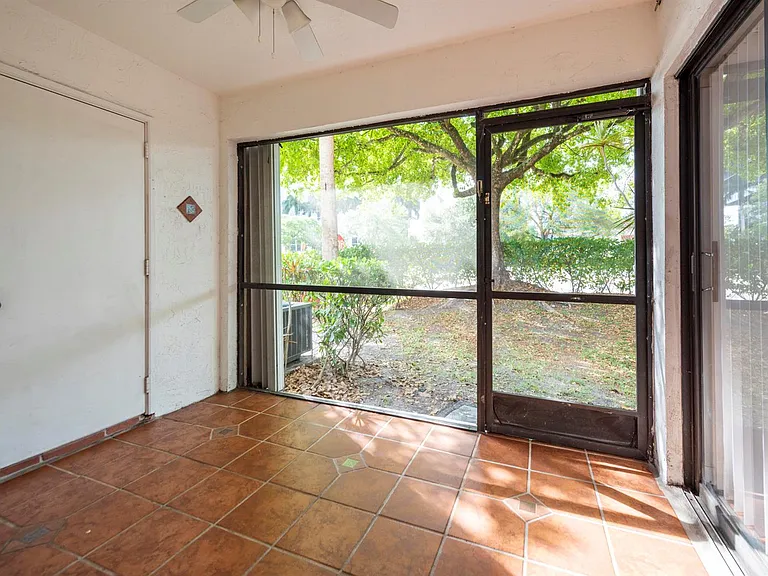 9641 Riverside Dr #F1 — Photo 14
