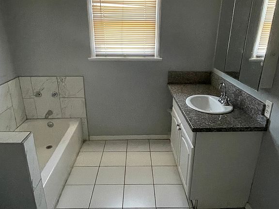 3rd image of 10033 S Manhattan Pl