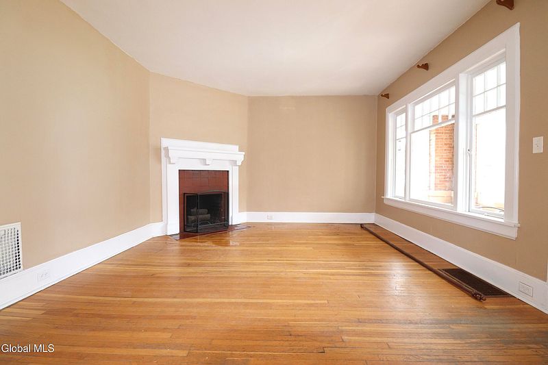 3rd image of 28 Stewart Street