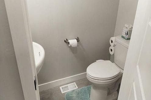 4th image of 214 E Glenwood Ct