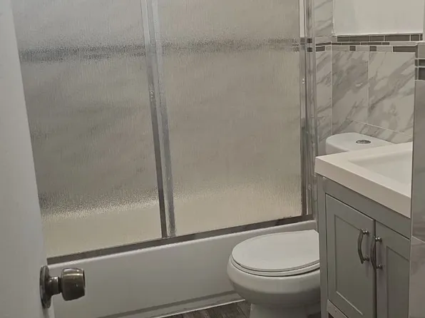 549 Avenue East image 3 of 15